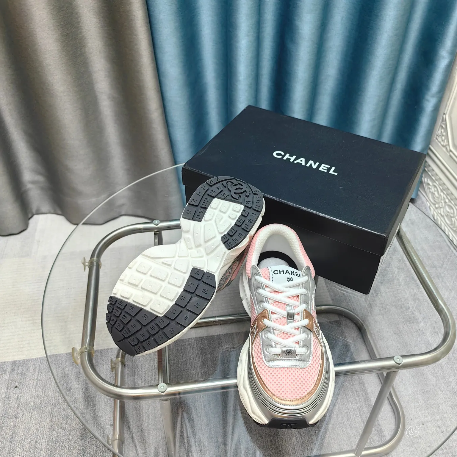 p680🐮🐮Chanel Chanel dad shoes, men and women couples - 2025 counter top casual sports shoes This classic design; the upper is electro-embroidered with a variety of techniques; the outsole is fashionable and sporty; it is unusual to incorporate a variety of color matching elements... The diversified mix and match is very beautiful and versatile, casual, fashionable, sports and outdoor can be taken into account... ꫛꫀꪝ Go➫ Material: ❶Upper is made of: Original imported first-layer silk cowhide + original waterproof cloth + original first-layer cowhide ❷Inner lining: original sheep lining + mesh ❸Outsole based on: original TPU combination outsole Special counter boutique packaging complete set for women 35–41